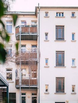 Außen Gründerzeit & Innen Neubau I Gemütliches Apartment im Dachgeschoß mit Einbauküche und Loggia - Leipzig