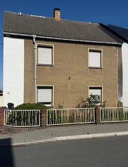 Haus Doppelhaushälfte mit Nebengelass hat viel Potential und sucht fleißige Hände - Röderland