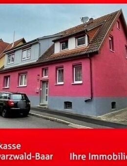 Einfamilienhaus mit zwei Garagen und großem Garten - Villingen-Schwenningen