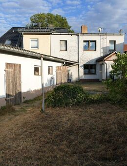 Doppelhaushälfte mit Nebengelass und Innenhof - Finsterwalde