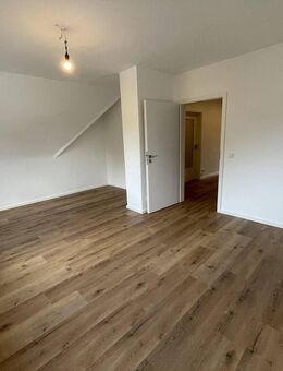 Geschmackvolle 2,5-Raum-Dachgeschosswohnung mit gehobener Innenausstattung in Köln Merheim - Köln