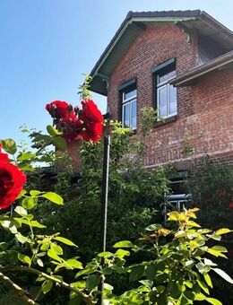 Absolut zentral und doch für sich! Einfamilienhaus mit angebautem Gewerbeteil in Itzehoe - Itzehoe