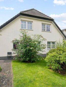 Modernes Einfamilienhaus mit Doppelgarage und Pool auf großem Grundstück - Kremmen