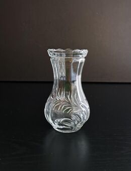 kleine transparente Glasvase Wellenrandvase Bauchvase Miniaturvase - Nürnberg