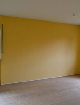 Großzügige 3-Zimmerwohnung mit zusätzlichem Esszimmer, sonnigem Südbalkon, eigenem, kleinem Garten und Garage - Nürnberg
