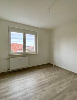 Erstbezug nach Sanierung: 2 Räume mit Balkon und Badewanne - Oschersleben (Bode)
