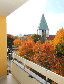 Sofort beziehbare, teilsanierte 2 Zi. Whg. mit Balkon und herrlichem Blick in Richtung Olympiaturm. - München
