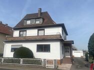 Eine besondere Gelegenheit - Charmante Altbauvilla mit 2 Wohnungen und 3 Garagen in Feldrandlage - Heddesheim