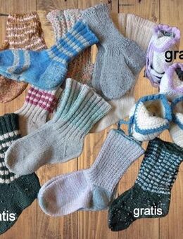 Konvolut gestrickter Kindersocken in verschiedenen Größen preiswert abzugeben + Gratissocken - Niederfischbach