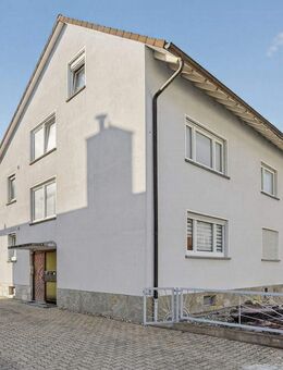 Gepflegtes 3-Familienhaus mit Balkonen, Garagen und großem Hof in ruhiger Lage - Weingarten (Baden)