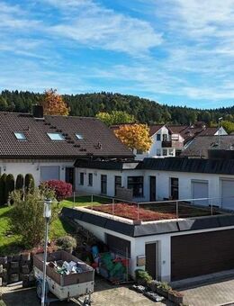 Charmantes 2-Familienhaus mit Gewerbehalle, 4 Garagen & Entwicklungspotenzial in Tuttlingen - Tuttlingen