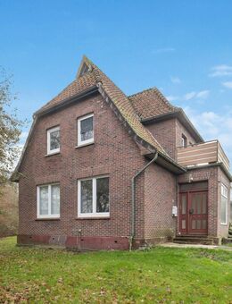 Renovierungsbedürftiges Dreifamilienhaus mit großem Grundstück und zwei Garagen in Jaderberg - Jade