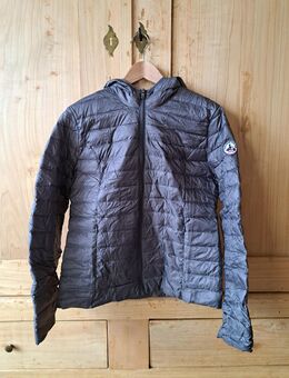 Daunenjacke mit Kapuze von Jott für Damen (Modell CLOE) in anthrazit - Königswinter