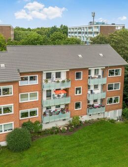 Langfristig vermietete Anlage: Modernisierte Wohnung mit Loggia und Keller - Kiel