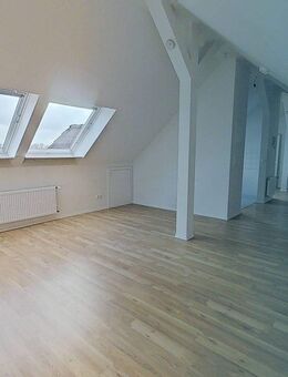 Besonders geschnittene 2-Zimmer-Dachgeschosswohnung mit Badewanne - Braunschweig