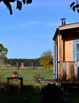 Ferienhaus mieten, Autarker Schäferwagen mit Kamin, Tiny Haus - Dargun Zentrum