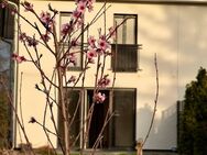 Jedes Zimmer mit bodentiefen Fenstern: Öko-Haus mit großem Garten ab sofort zu vermieten - Zeuthen