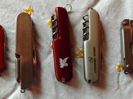 Verschieden Taschenmesser, Flaschenöffner und Schlüsselanhänger - Tangermünde