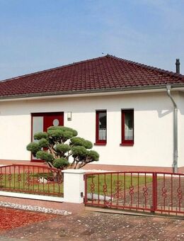 HORN IMMOBILIEN ++ Woggersin nur 5 km bis Neubrandenburg, großer Winkelbungalow mit Doppelgarage und Kamin - Woggersin