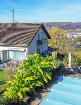 Panorama Immobilie mit Pool und Einliegerwohnung auf dem Hünerberg - Lörrach