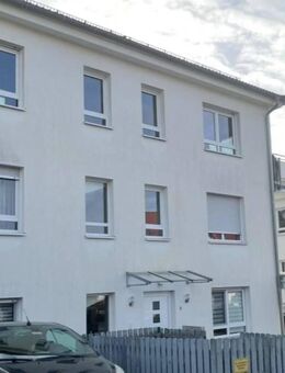 Modern wohnen auf zwei Ebenen: Stilvolle 3-Raum-Maisonetten-Wohnung mit Einbauküche, Terrasse & Carport - Leinburg