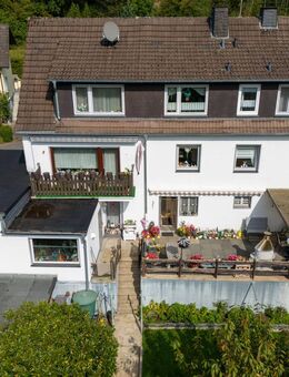 Zwei große Wohnungen, viel Fläche für Hobbys & Co. und eine große Garage... Alles in diesem Haus! - Werdohl