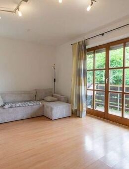 Ruhige, kleine 3-Zimmer, Küche, Bad Wohnung in kleinem Mehrfamilienhaus + Stellplatz + Keller + großer Balkon - Wettstetten