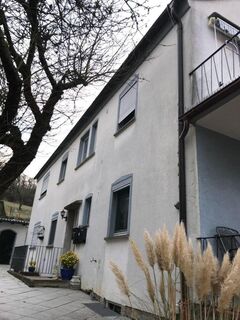 Großes Mehrfamilienhaus mit Garten, Terrasse und Grundstücksteilungsmöglichkeit für einen Bauplatz in Gerbrunn