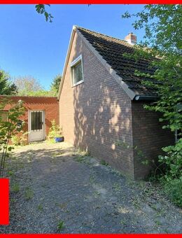 Sanierungsbedürftige Doppelhaushälfte mit großem Eigenlandgrundstück - Lübeck