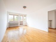 Urbanes Wohnen mit Komfort: Gepflegte 3-Zi.-Wohnung mit großer Loggia & TG-Stellplatz in U-Bahn-Nähe - München
