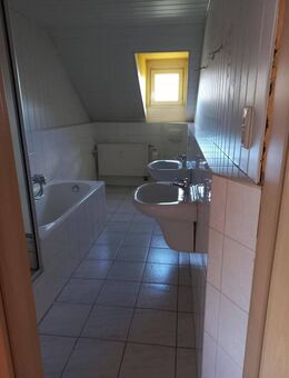 SCHÖNE 4+1-Raum-Wohnung DG, mit EBK, großes Grundstück, Stellplatz - Leubsdorf (Sachsen)