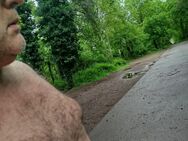 Nackt auf dem Parkplatz Lindhagenweg in Hünxe - Hünxe