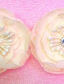 2 Stück - Stoffblumen - Blüten Stoff creme - Strass + Perlen - Krokodilsklemmen in 64584
