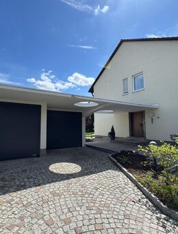 Zweifamilienhaus mit Stil: Großes Grundstück in gefragter Lage - Stein (Bayern)