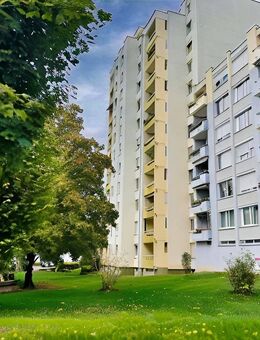 Helle 4,5 Zimmer-Wohnung mit Balkon, Aufzug und Tiefgaragenstellplatz in ruhiger Lage von Ludwigsburg - Ludwigsburg