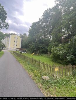 Barrierefreie 2-Raum-Whg. mit einem raumhoch gefliestem Tageslichtbad mit Badewanne Fenster mit Jalousien-Stellplatz - Zella-Mehlis