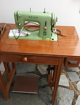 Historische Nähmaschine mit Elektroantrieb - Moorenweis