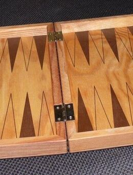 Backgammonspiel mit Holzsteinen und 2 kleinen Würfeln - Frankfurt (Main) Bornheim