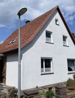 Einfamilienhaus mit Doppelgarage und großem Grundstück in Grebenstein-Udenhausen - Grebenstein