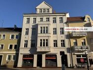 IMMOBERLIN.DE - Toplage im Stadtzentrum! Exzellente Altbauwohnung mit generösem Grundriss, Balkon & Pkw-Stellplatz - Luckenwalde