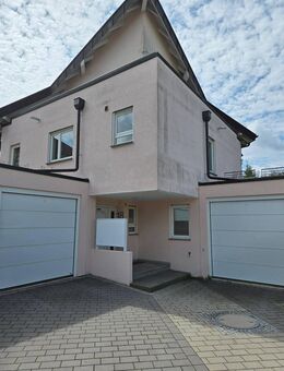 Toplage Pfhm.-Wolfsbergallee sehr schöne 3 - Zimmer- Wohnung inkl. Einbauküche, großem Balkon und Einzelgarage - Pforzheim