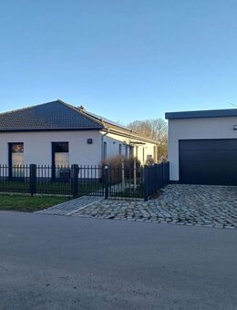 Exklusives Einfamilienhaus mit parkähnlicher Gartenanlage, hoher Autarkiegrad - Uckerfelde