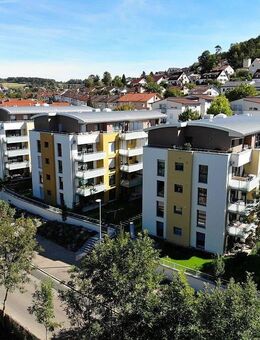 Wohnen mit Komfort: Helle 3-Zimmer-Wohnung mit Balkon, Aufzug und Stellplätzen - Weil der Stadt