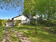 Bauen oder Sanieren: Bungalow mit 4 Zi., Teilkeller und Garage auf ca. 1.623 m² Grundstück - Reinbek