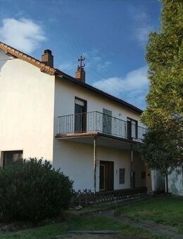 Hütschenhausen - Freistehendes Einfamilienhaus mit zwei Garagen und Garten - Hütschenhausen