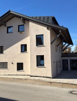 Neue großzügige 3-Zi.-Wohnung mit Fußbodenheizung und breitem Südbalkon mit Freisitz und Garage - Übersee