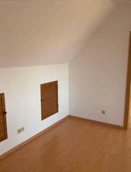 Niedliche Dachgeschoßwohnung mit Balken und Einbauküche. - Schwanebeck