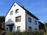 RUHIG UND STADTNAH IN WERTHALTIGER LAGE: Älteres Wohnhaus mit klasse Aussichten - Roth (Bayern)