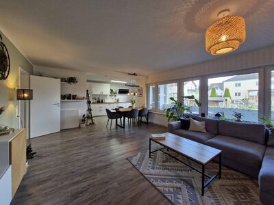Provisionsfrei: kernsanierte 3 ZKB Wohnung mit Balkon, Abstellraum und Stellplatz mit Wallbox