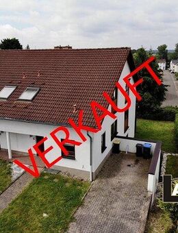Schöne Doppelhaushälfte mit Balkon und Garten, sowie drei KFZ- Stellplätze. - Völklingen
